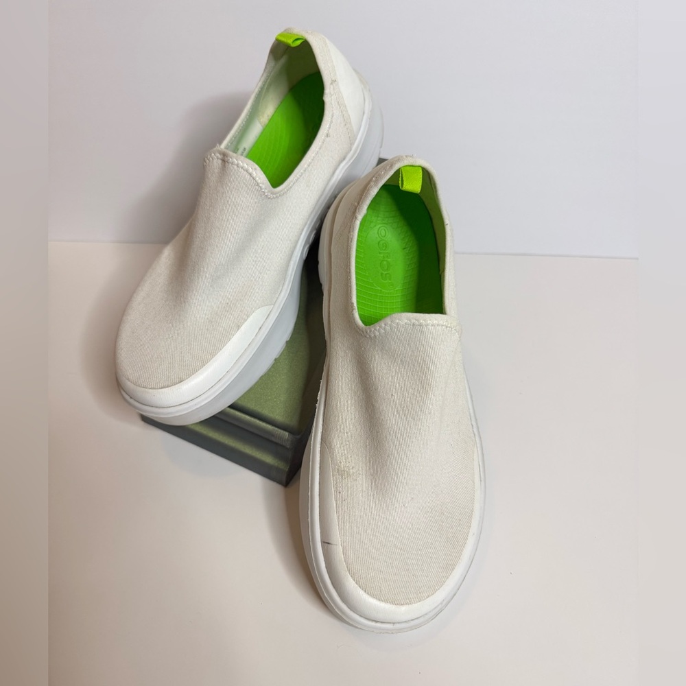Oofos Women’s 8 Eezee White and Green Slip-On Sneakers